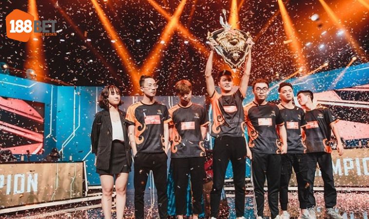 Hằng Đàm - Nữ Streamer Duy Nhất Của Team Flash 4 Hằng Đàm - Nữ HLV đầu tiên của làng eSports